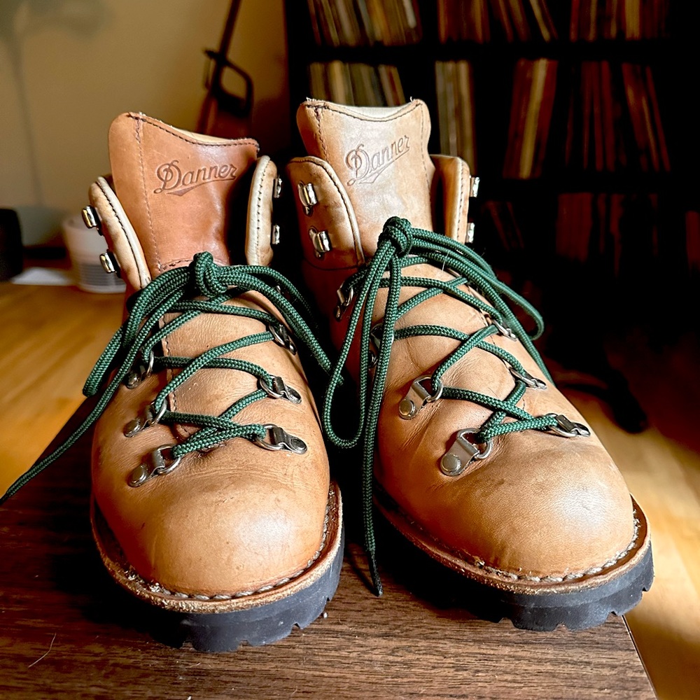 DANNER Men’s US Size 11, Mountain Trail Vibram Soul